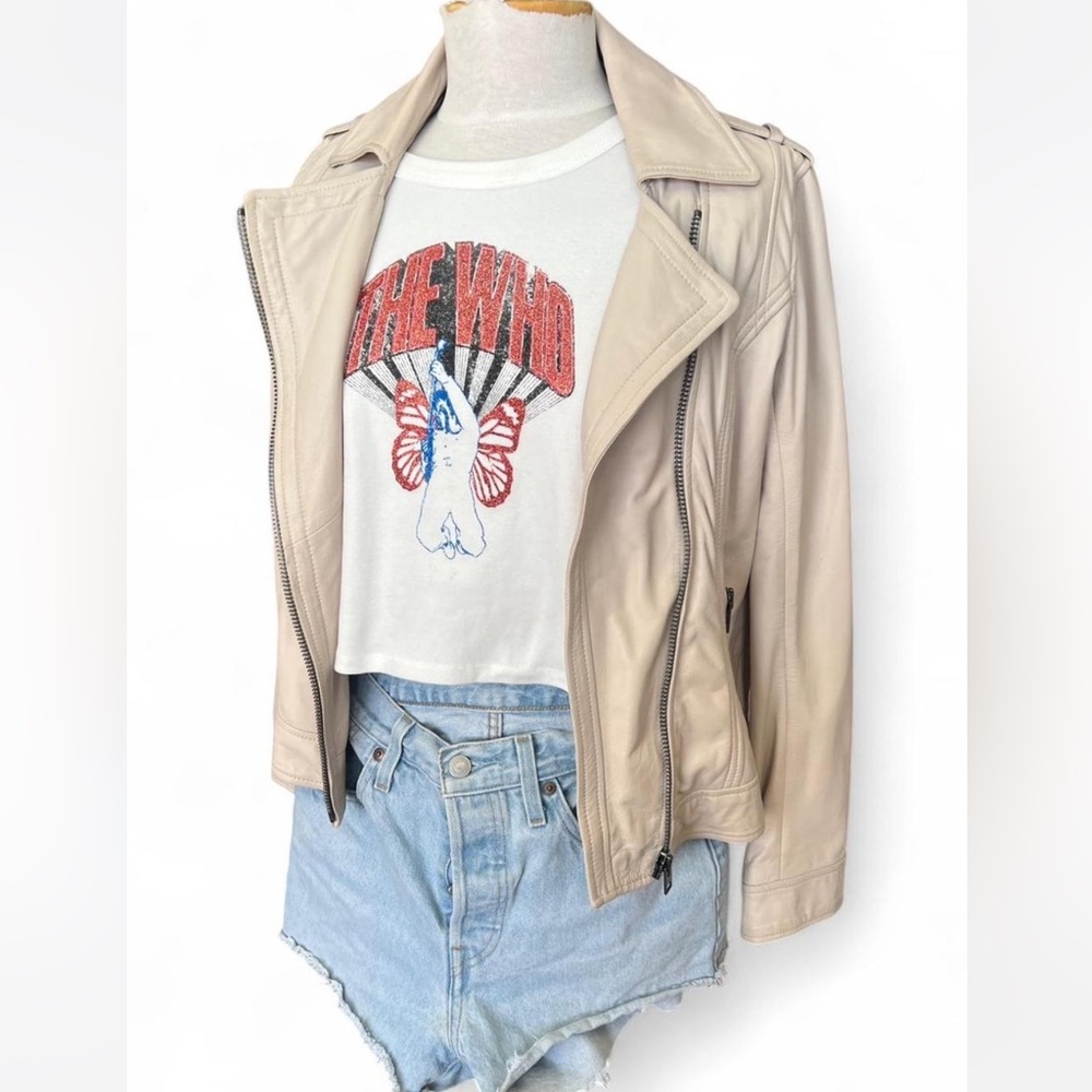 The WHO T-shirt Size Large
Cotton:On Brand